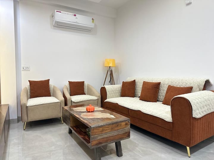 Luxury 3bhk | Walk To Yashobhoomi | 10 Min Airport - Delhi