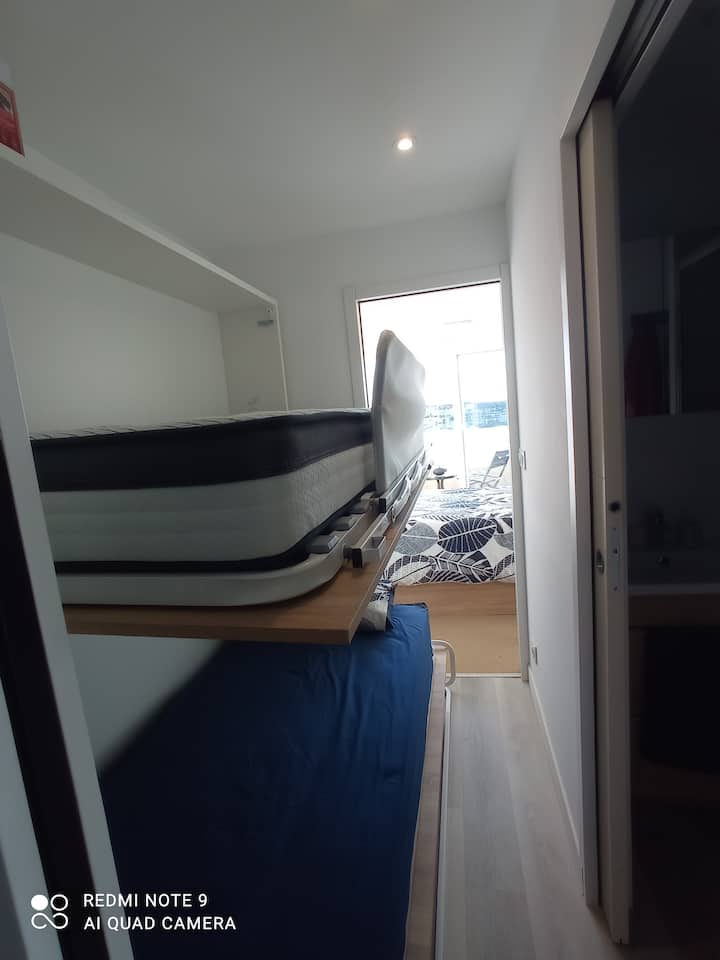  תמצאו אזור שינה סגור המצויד במיטת קומותיים נפתחת בגודל 90 ס"מ.
