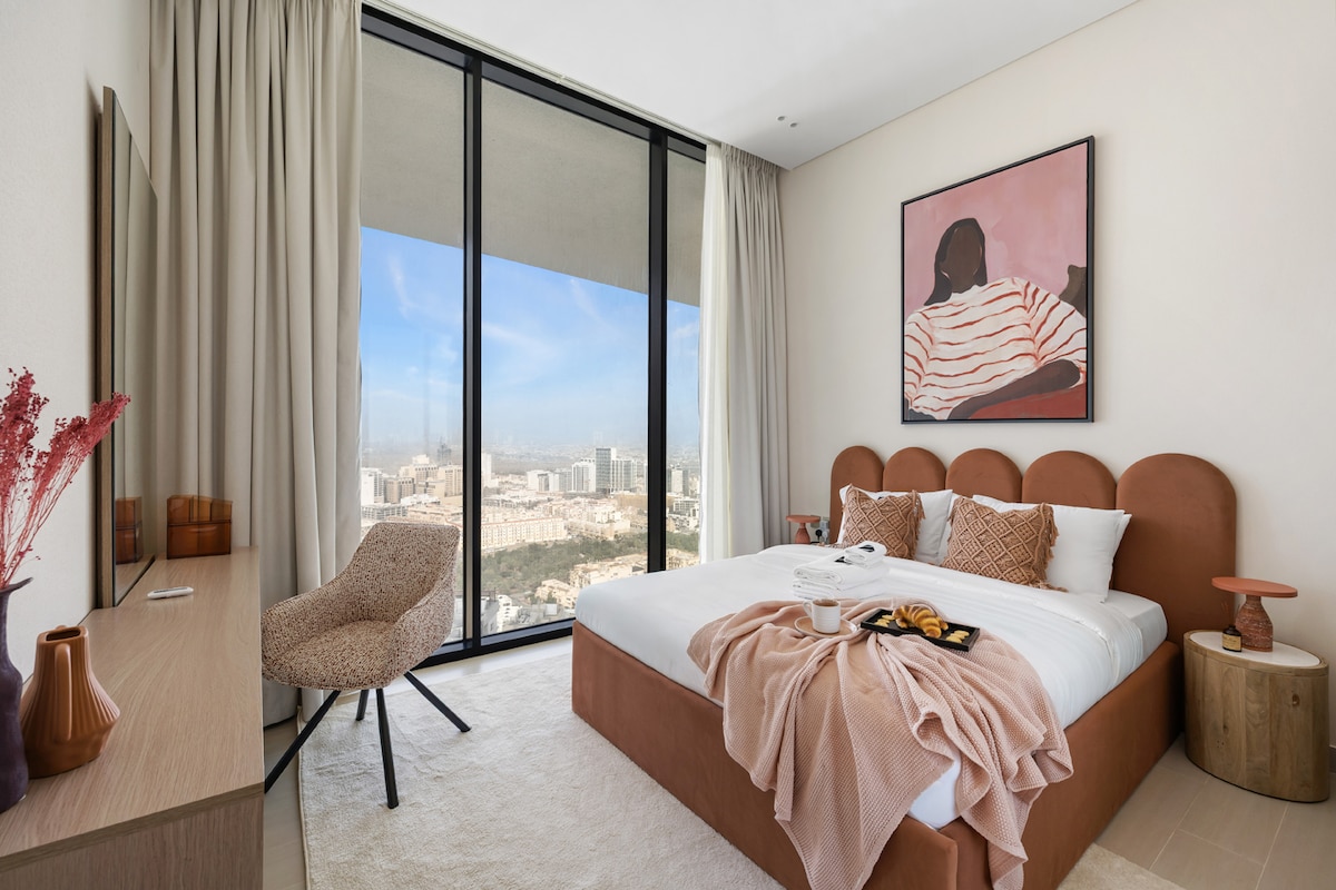 Cama acogedora y cuidadosamente hecha con ropa de cama suave para una estancia relajante.