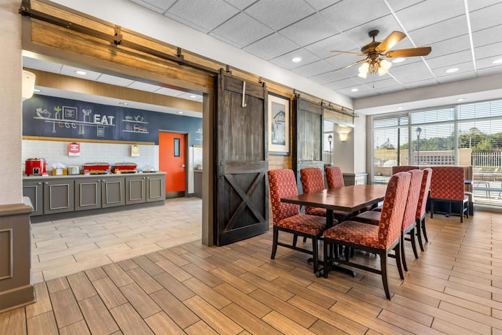 Lake Escape W/free Breakfast, Parking & Tennis Fun - Guntersville, AL