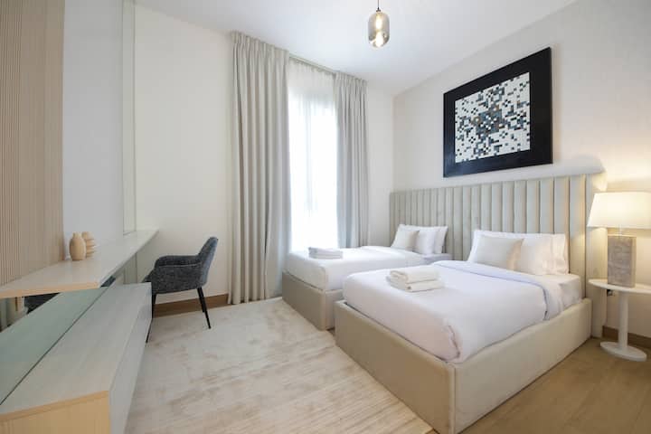 Povucite se u spavaću sobu i opustite nakon napornih dana u Dubaiju. Prostor je uređen tako da pruža mir i odmor, a tu su udobni kreveti, dodatne pogodnosti i praktična rješenja za pohranu. Uživajte u mirnim noćima i laganim jutrima tijekom boravka u smještaju s prozorom koji gleda na more. 