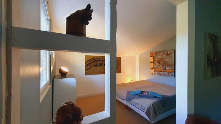 Ovaj prostor za spavanje nalazi se u gornjoj pomoćnoj zgradi: na mezaninu. Krevet je dimenzija 180 cm x 190 cm.