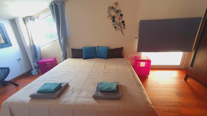 Ovaj prostor za spavanje nalazi se na katu glavne kuće. Spavaća soba 2: krevet 200 cm x 200 cm.