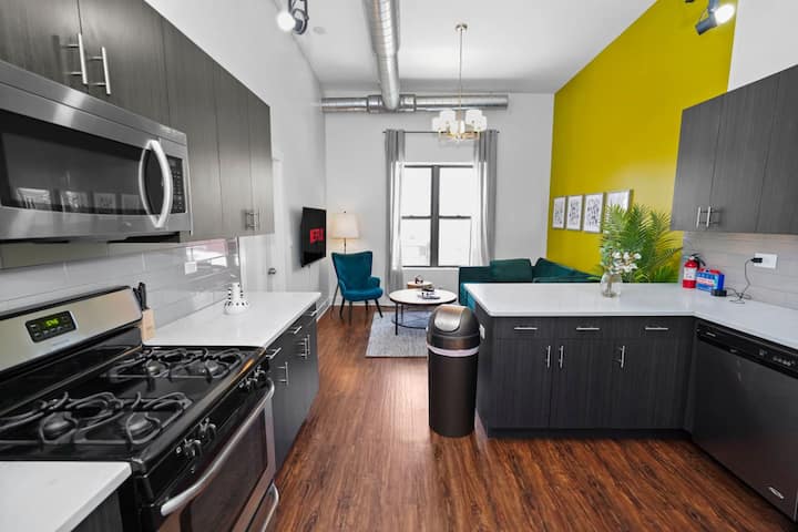 Modern Retreat W/420 Friendly & Lofted Ceilings - Chicago, IL