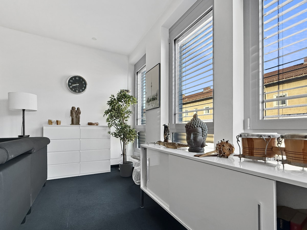 Popular Airbnb listing: Large 6BR Group Getaway with Pool Table in Friedenheim