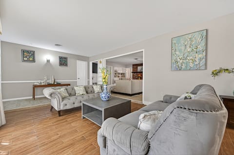 Successful Airbnb property: Entire 5-bedrooms 2.5 baths Retreat near Meyerland in Willow Meadows / Willowbend Area