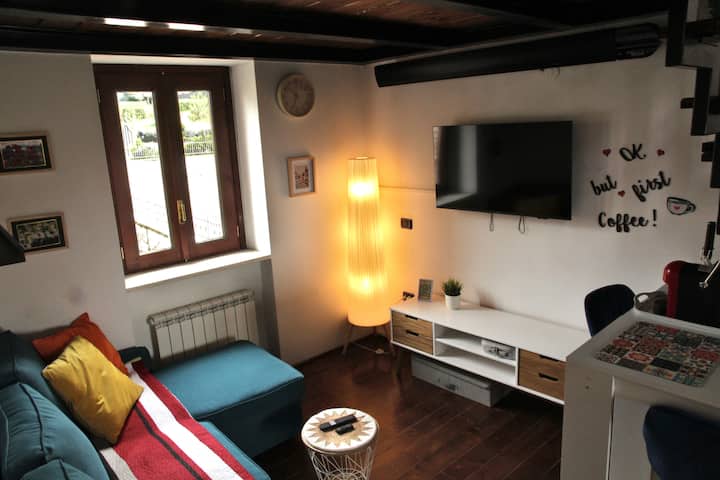 Sofá cama frente a la televisión, con calefacción por infrarrojos, enchufes USB, ventana con vistas a la parte trasera de la casa. Lámpara de pie controlada por interruptor.