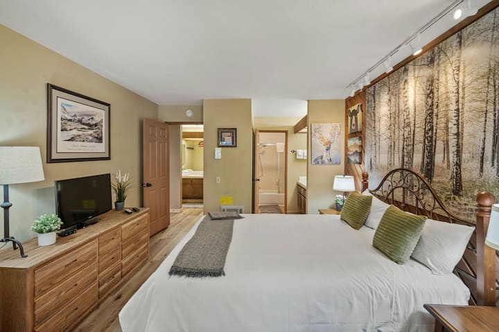 Relájate en una cama tamaño queen o en un sofá cama doble, rodeado de imágenes naturales con temática de árboles. El baño privado adjunto agrega comodidad y garantiza una estadía perfecta. Las mantas dobles y tamaño queen están en el cajón inferior de la cómoda y las almohadas adicionales están en el armario.