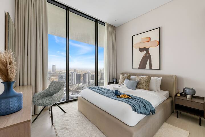 מיטה נוחה ומסודרת עם מצעים רכים לשהייה רגועה.