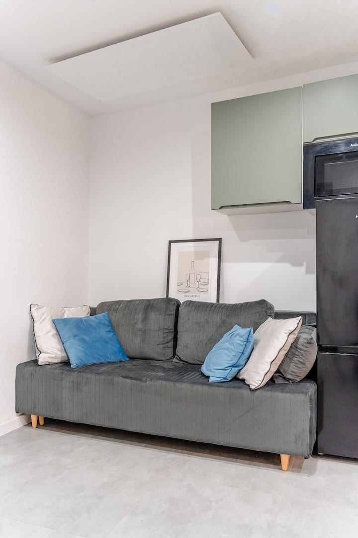 Дневна с разтегателен диван и маса за хранене | Резервирайте сега с RENTUJEMY.COM