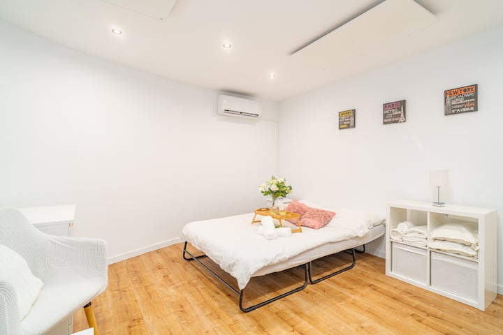 Първа спалня с двойно легло, смарт телевизор и климатик | Резервирайте сега с RENTUJEMY.COM