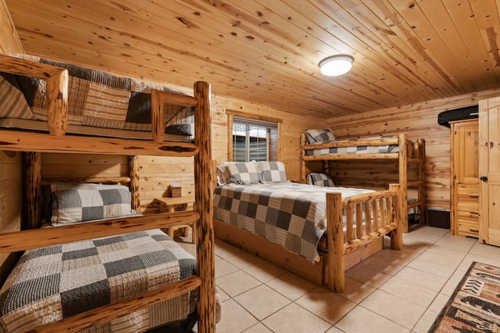 Dormitorio 4: cama tamaño queen + 4 camas individuales