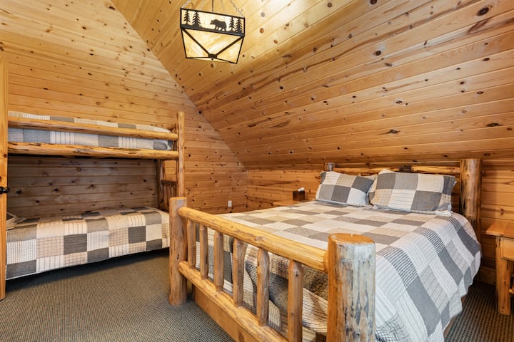 Dormitorio 2: cama tamaño queen + 2 individuales + 2 camas plegables