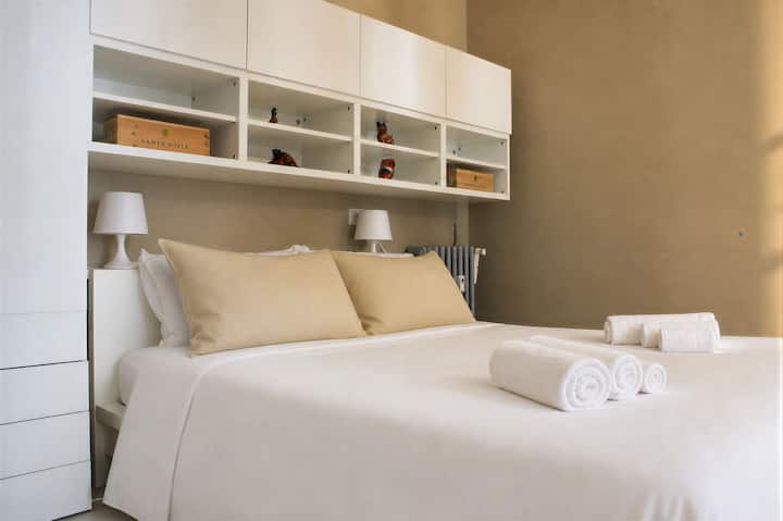 Large Studio With Ac Between Duomo & Navigli - Milan