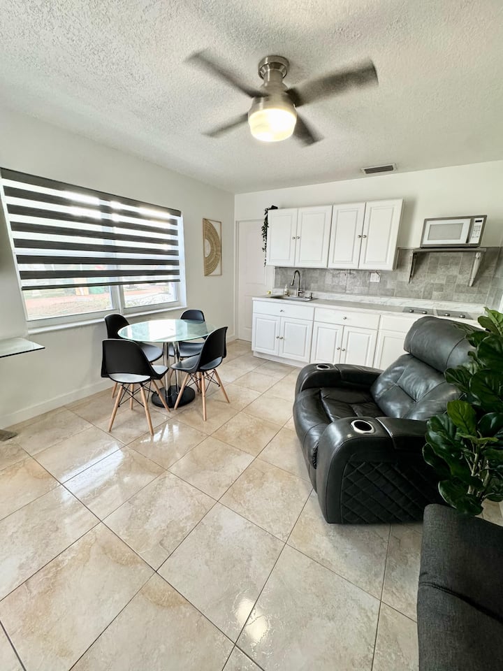 King Bed • Recliner Chair • Fiu • Private Yard - South Lake, Miami