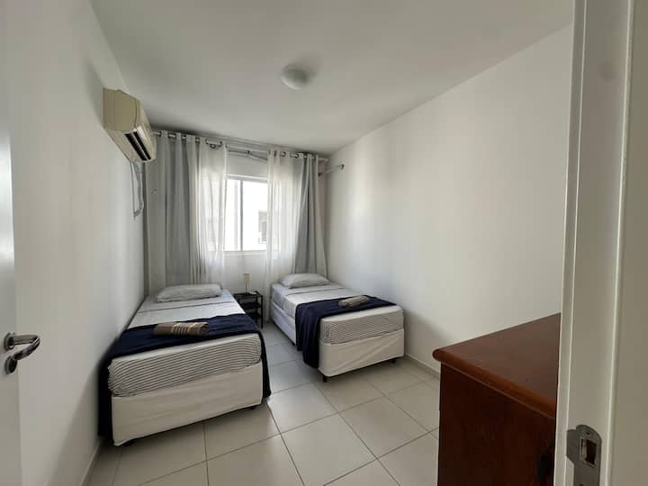 Dhomë me 2 krevate tekë dhe ajër të kondicionuar 