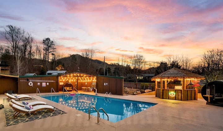 Luxe Mtn Ranch W/ Heated Pool & Tiki Bar + Views - Wears Valley, TN