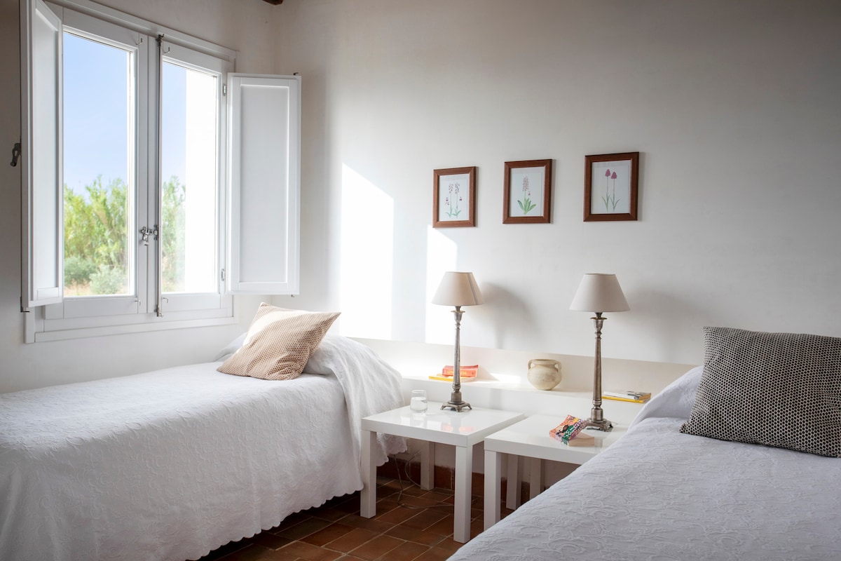 Detta sovrum ligger också en trappa upp, på andra våningen. Det har  två enkelsängar och fin kvällssol från väst. Här delar man badrum med sovrummet intill som har en dubbelsäng. 