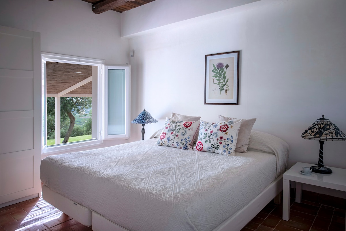 Ett stort sovrum med fint ljusinsläpp och utsikt i söderläge. Detta sovrum har ett gemensamt badrum med sovrummet intill som också har en dubbelsäng. Kan möbleras om till två enkelsängar