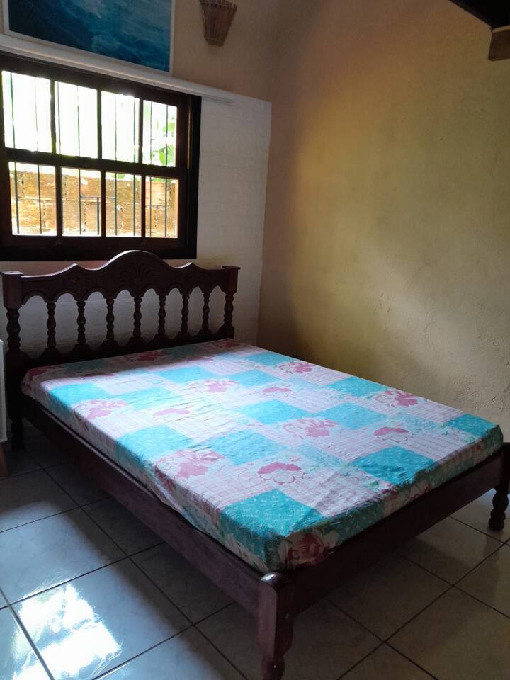 房间有一张双人床。