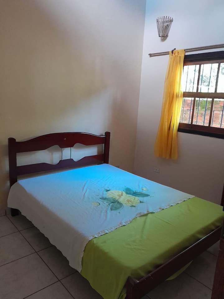 房间有一张双人床。