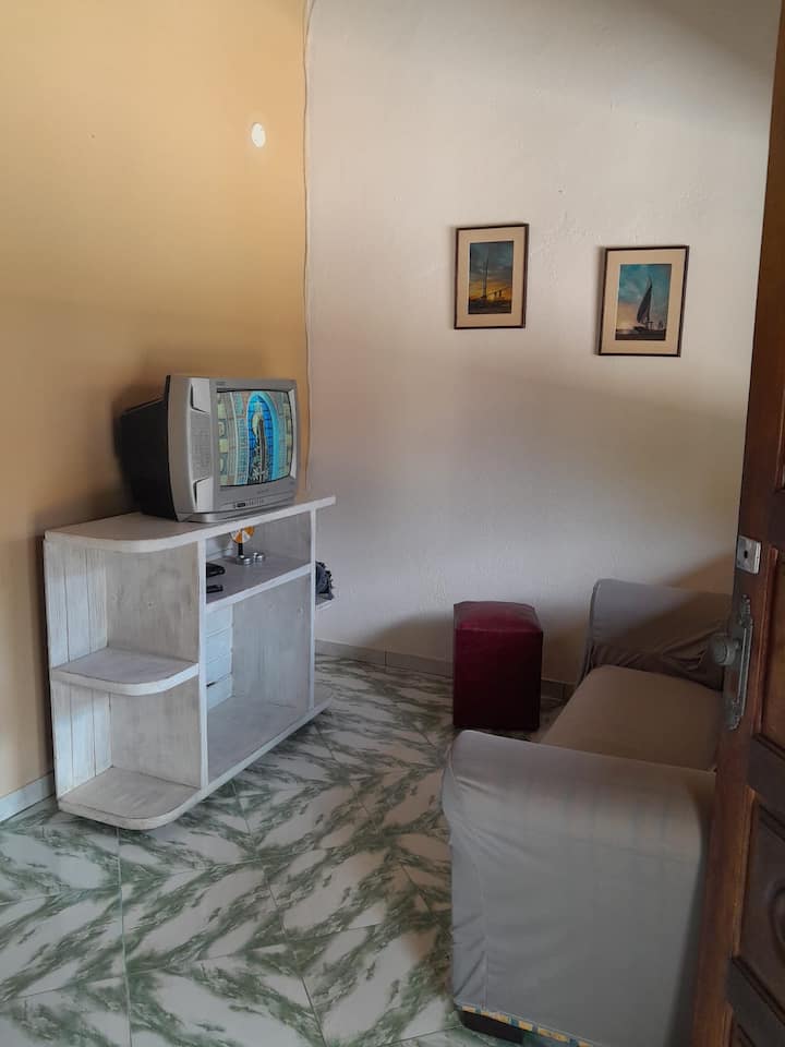 房间配备电视、沙发和长凳（蒲团）。