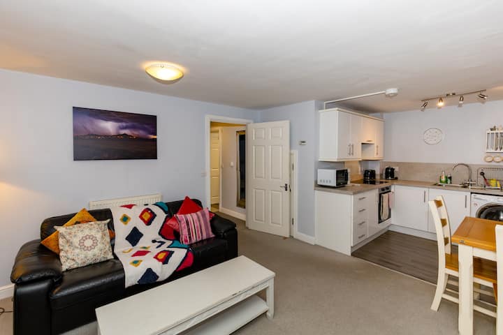 Glastonbury Centre: 2-bed With On Street Parking - Glastonbury