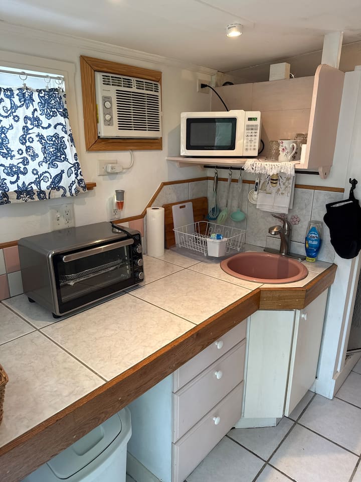Beaches! Studio Apt Near Airport! - Sarasota, FL