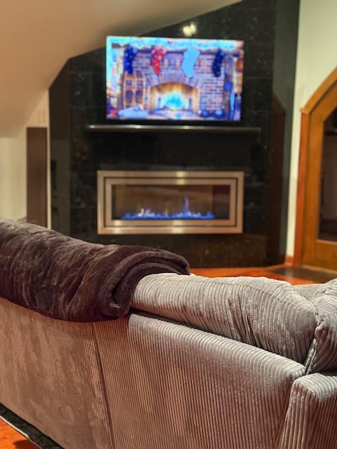 Popular Airbnb listing: Luxury Oceanfront Retreat | Jacuzzi, Volcano Views in Kalifornsky