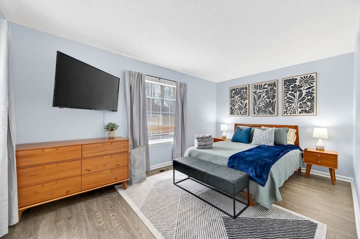 Desfrute de uma estadia tranquila neste quarto espaçoso com cama queen size e TV. Ideal para relaxar depois de um dia agitado. Oferece conforto e privacidade para todos os hóspedes.
