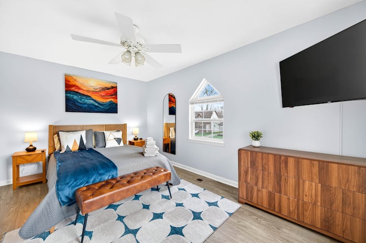 Um quarto iluminado e confortável com uma cama queen size e TV. Um retiro privado perfeito para ler, assistir seus programas favoritos ou ter uma boa noite de sono em Indianápolis.