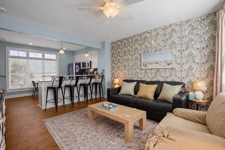 3br W/ Pool On The Circle | Walk To Beach & Dining - Atlantic Beach, NC