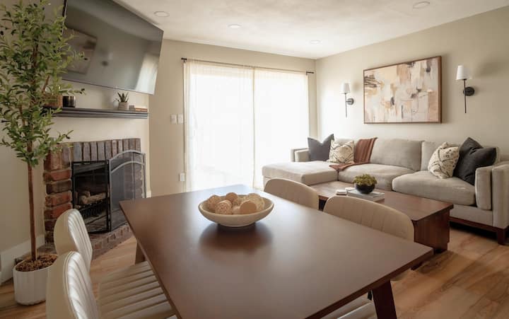 Refined Mid-century Modern Getaway W/ King Beds - Shawnee, KS