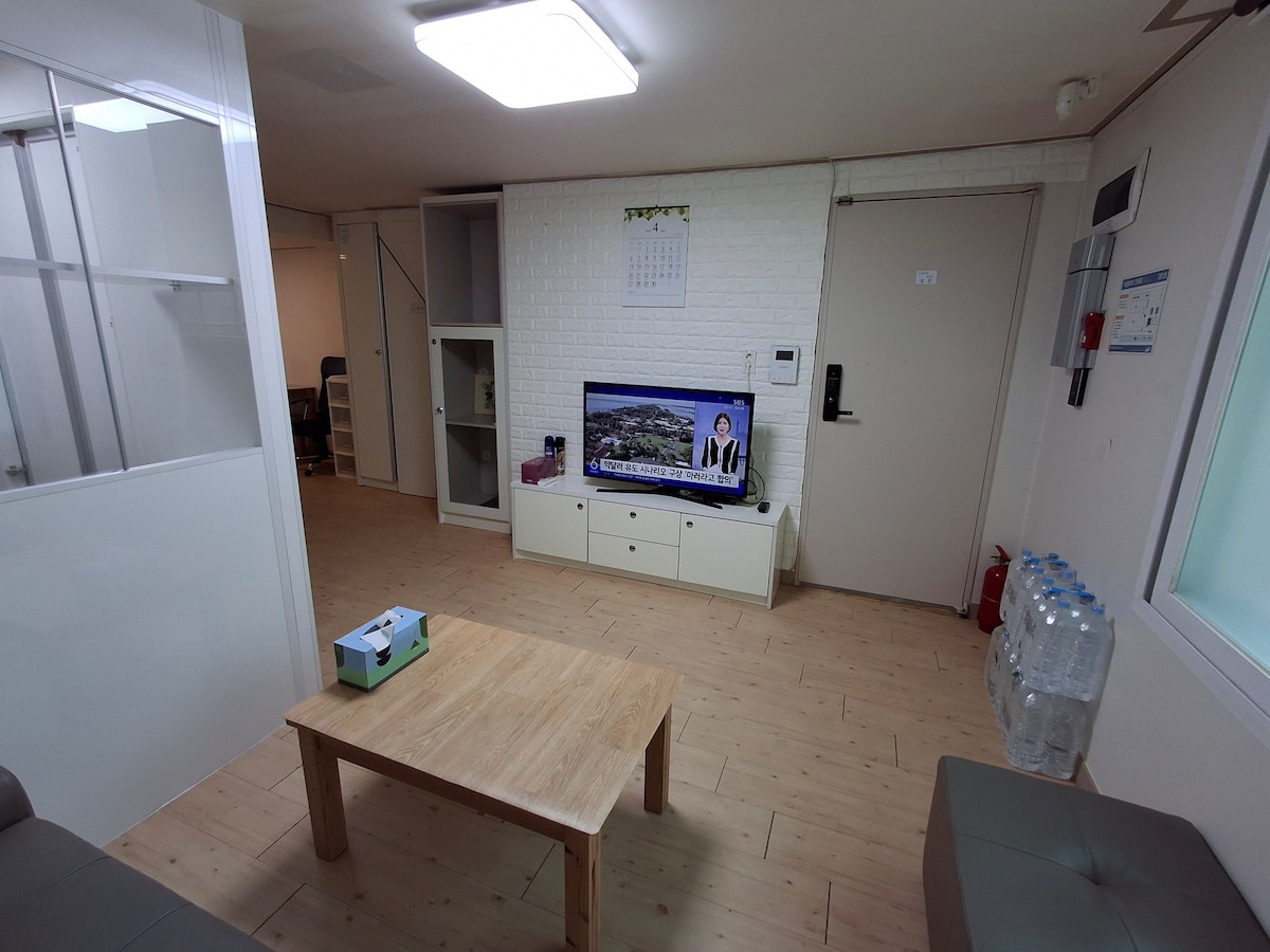 خزانة على الجانب الأيسر من التلفزيون