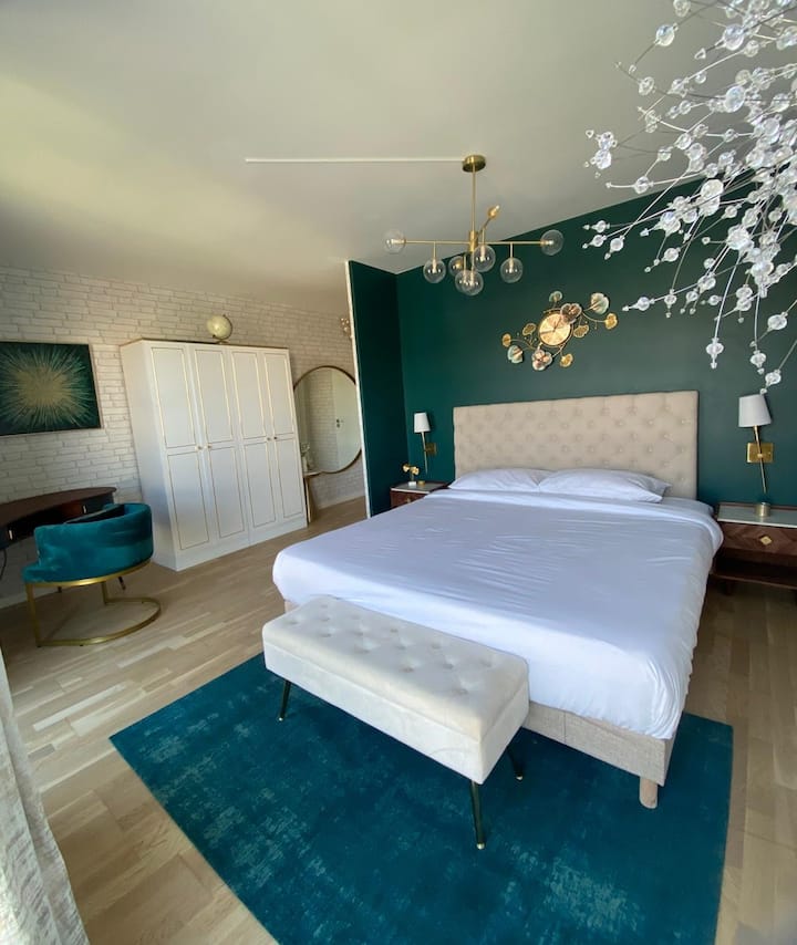 Cama tamaño king de 200 x 200 cm.