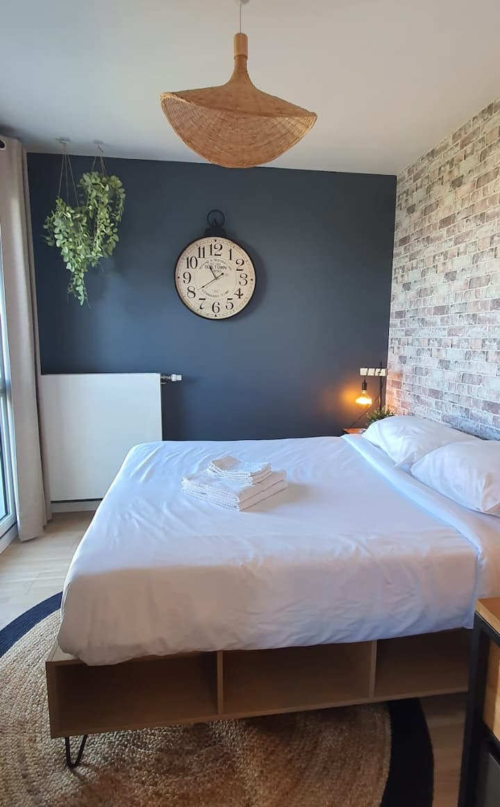 Cama doble de 140 x 200 cm.