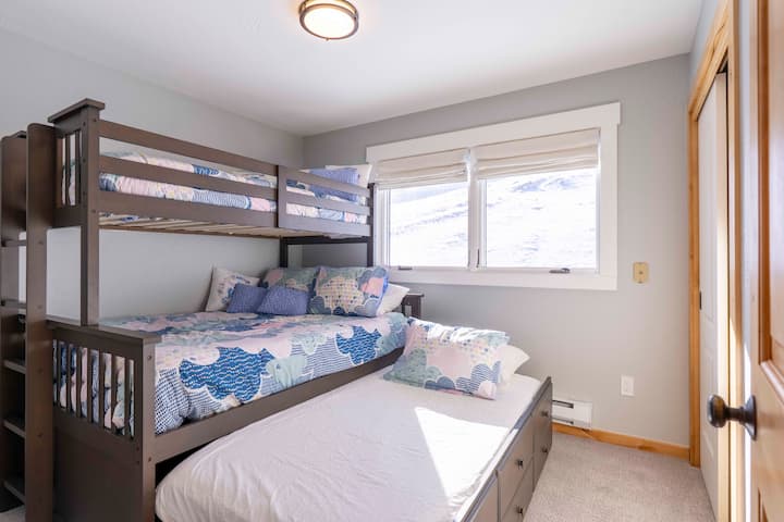 Cama doble sobre litera completa con dos camas nido.  En el armario se incluyen un corralito, una silla alta y un taburete para el lavamanos. En esta habitación y en el loft hay tomacorrientes de seguridad a prueba de manipulaciones.