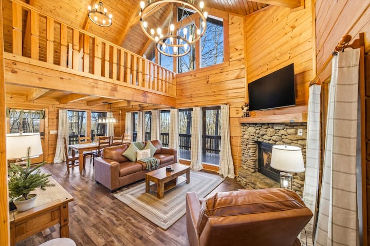 Hot Tub Cabin · Arcade Loft · Smoky Mtns - Gatlinburg, TN