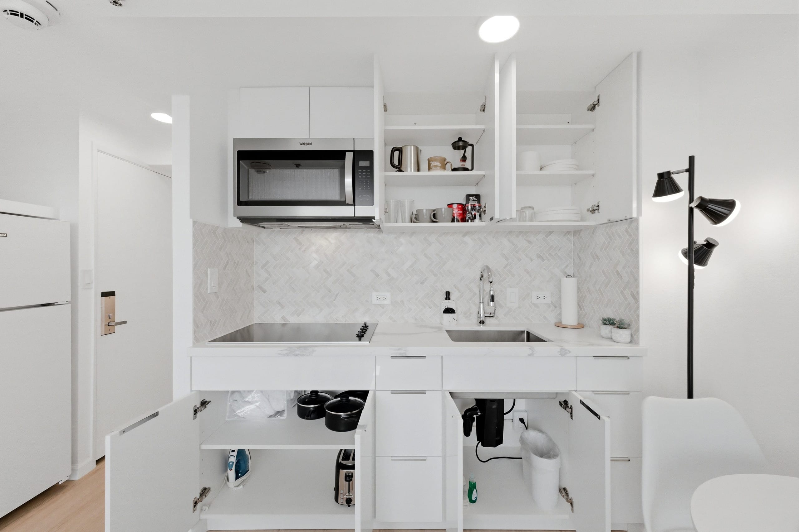 [New] Ocean View 2 bedroom 2 bath in Waikiki - Photo 6