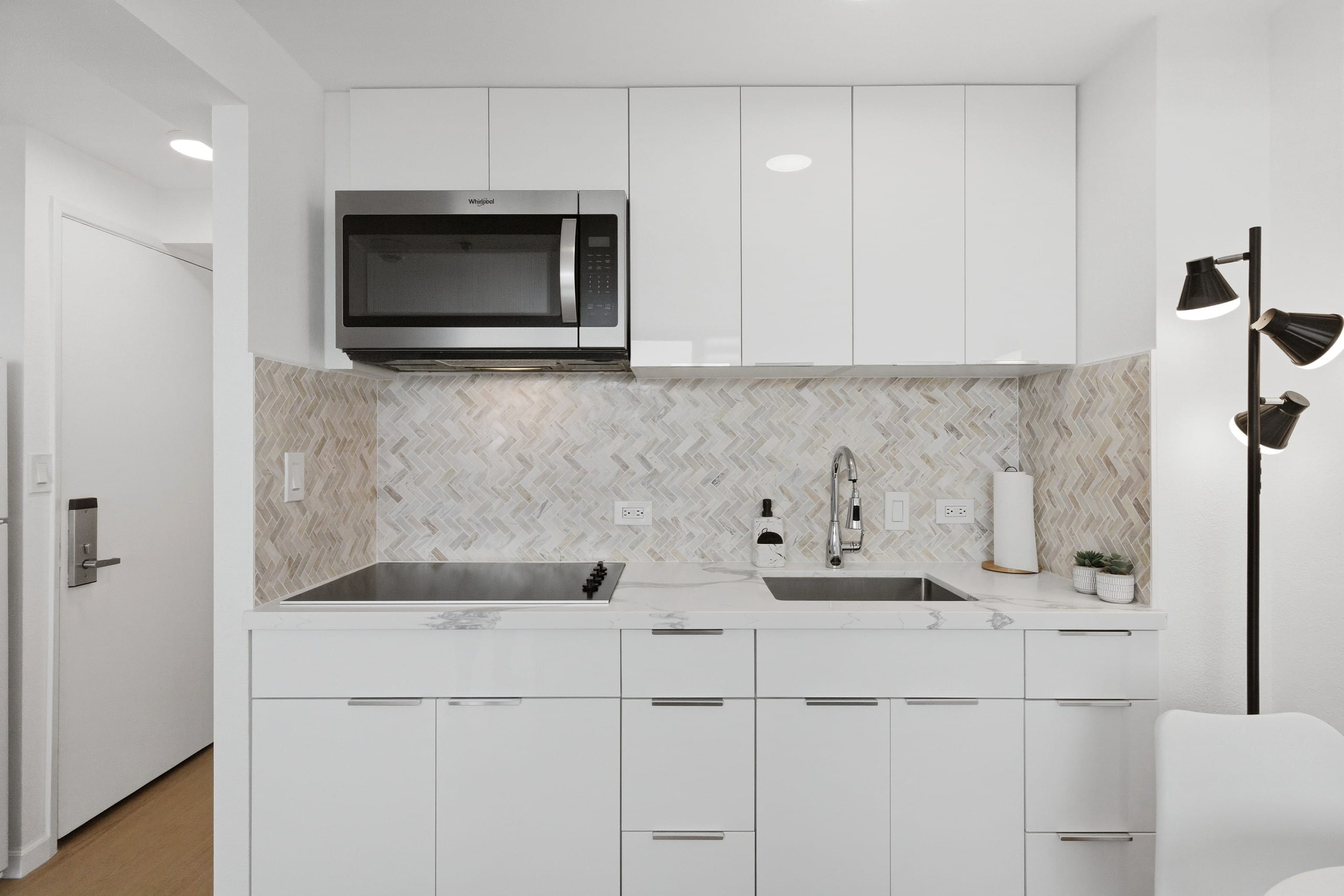 [New] Ocean View 2 bedroom 2 bath in Waikiki - Photo 5