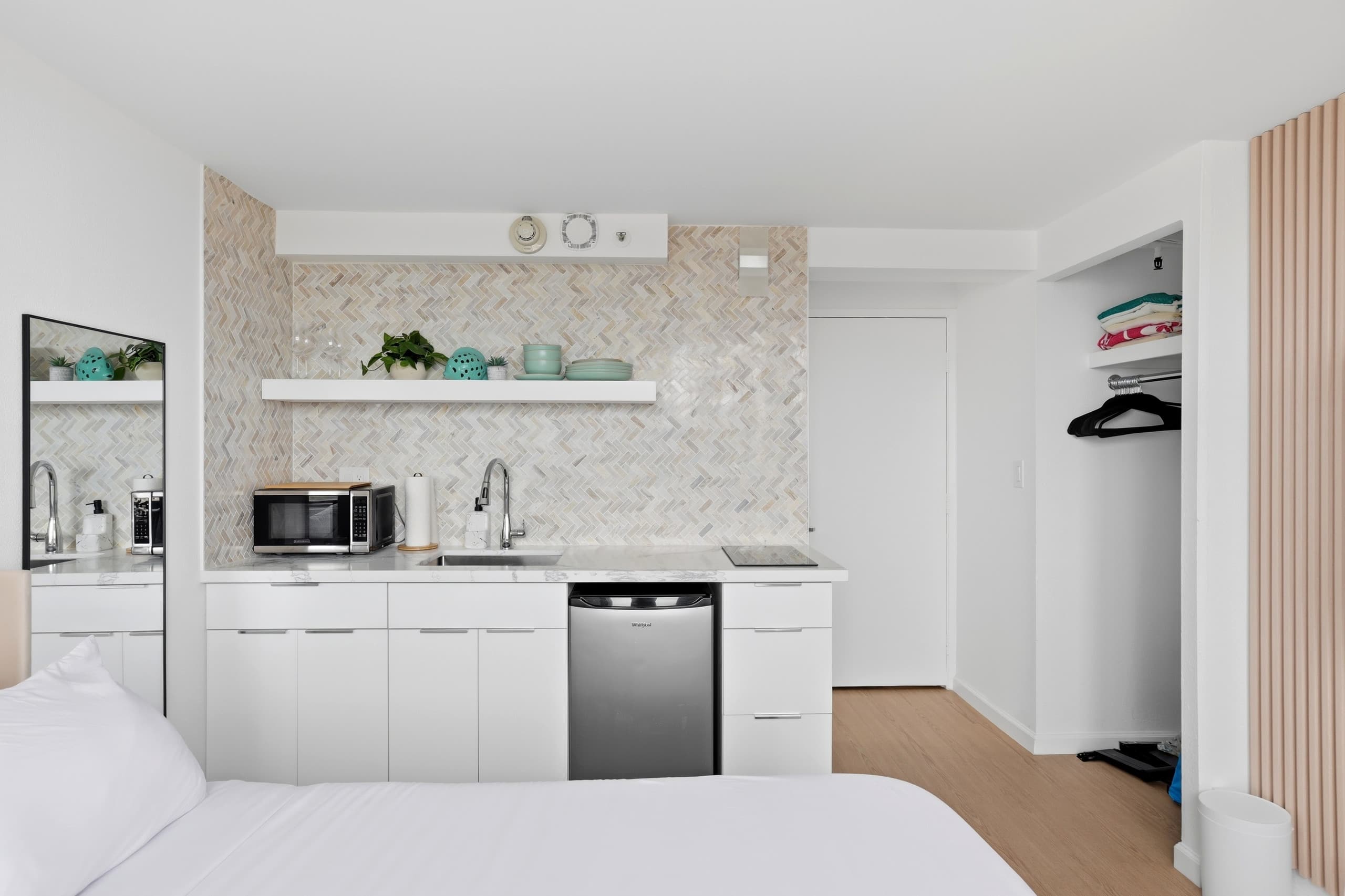 [New] Ocean View 2 bedroom 2 bath in Waikiki - Photo 4