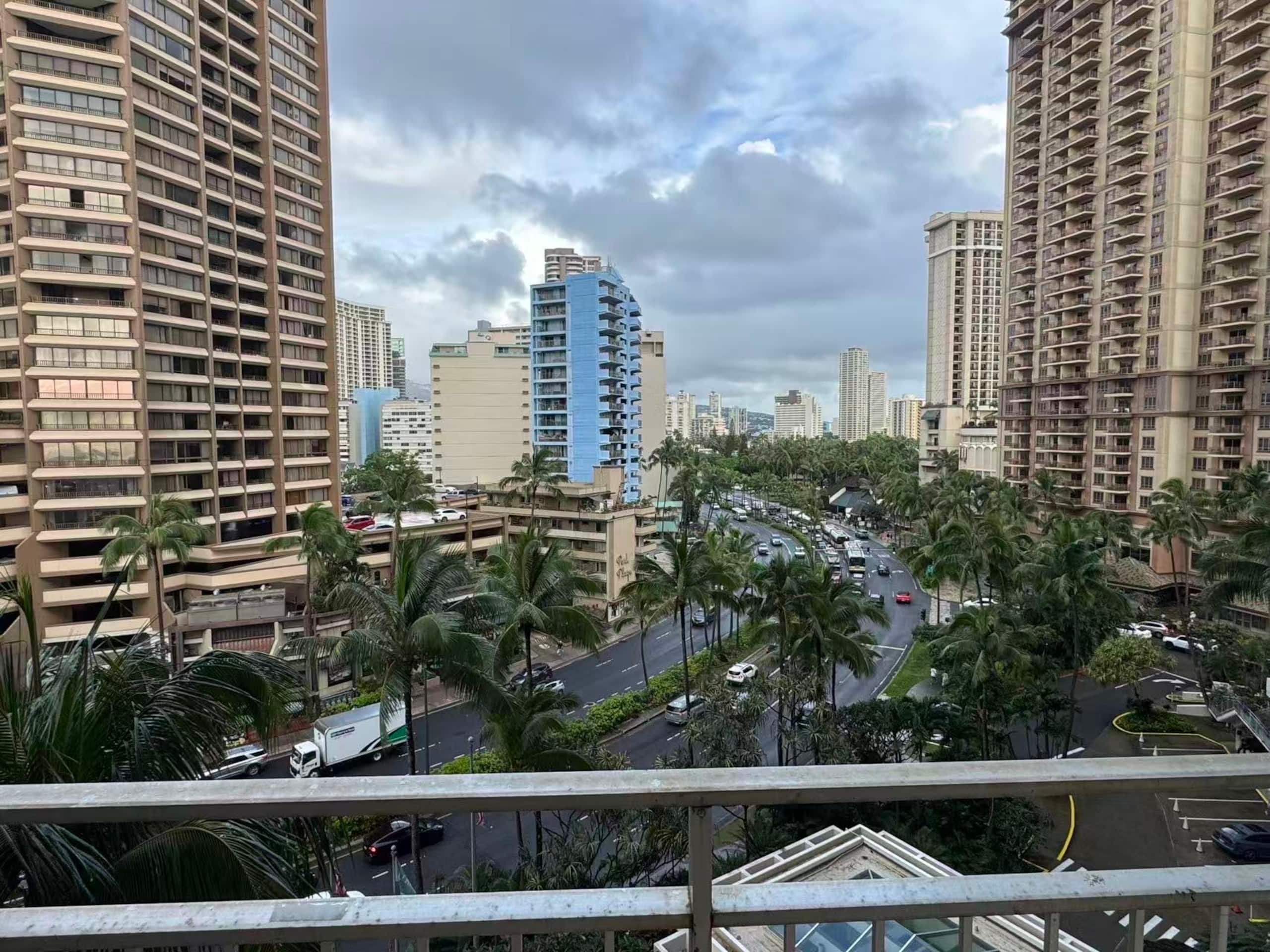 Beachfront Waikiki Walk to City Center large pool - Image 17