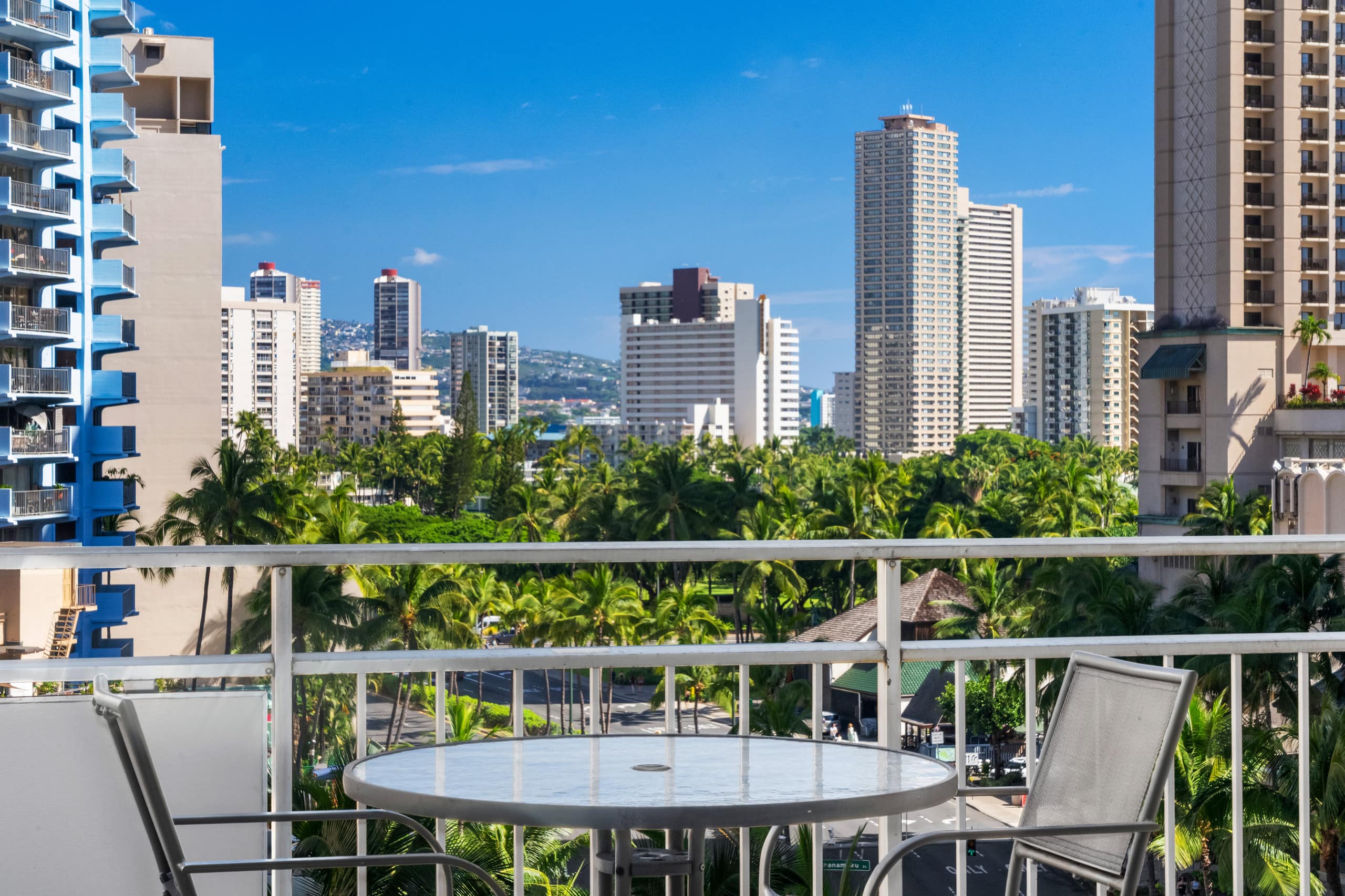 Beachfront Waikiki Walk to City Center large pool - Image 19