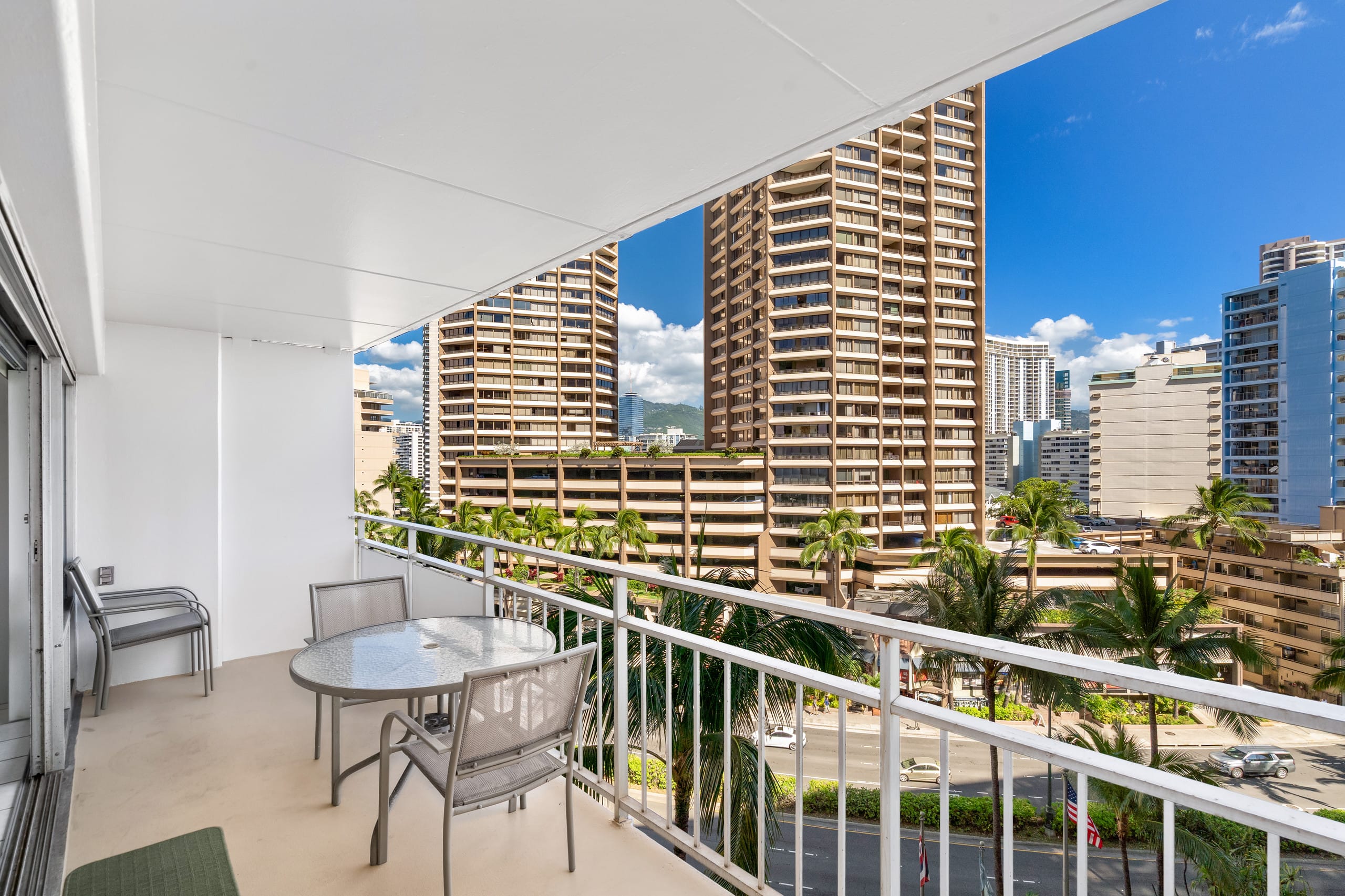 Beachfront Waikiki Walk to City Center large pool - Image 18