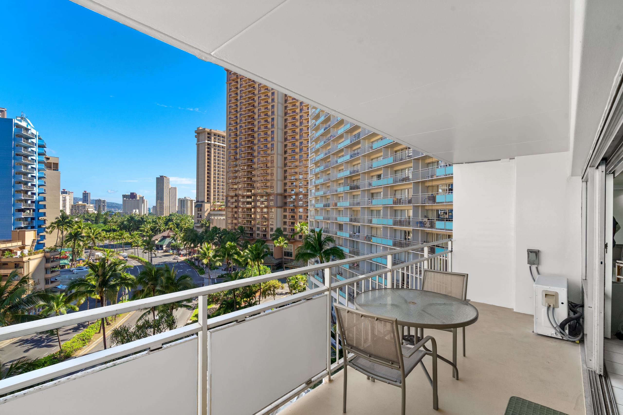 Beachfront Waikiki Walk to City Center large pool - Image 21
