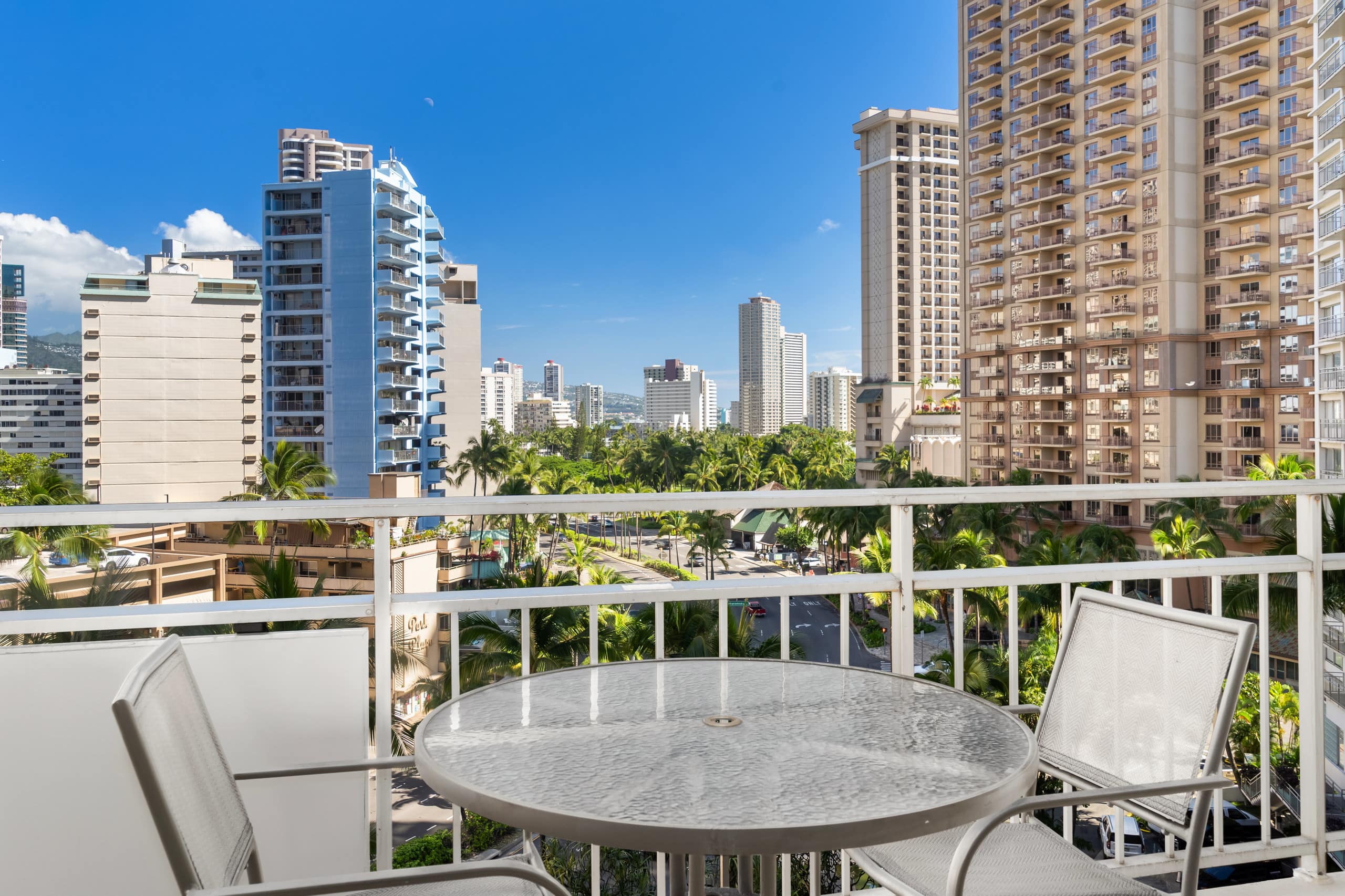 Beachfront Waikiki Walk to City Center large pool - Image 20
