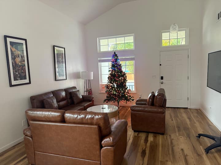 Decent Size Cozy Guest Room For A Memorable Stay - Antioch, CA