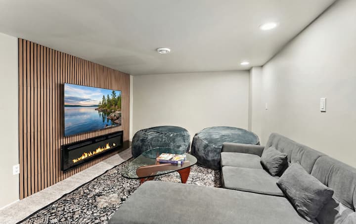 ห้องนั่งเล่นที่ 2 ในชั้นใต้ดินพร้อมทีวีขนาด 65 นิ้ว ต้องใช้บันไดเข้าถึง 