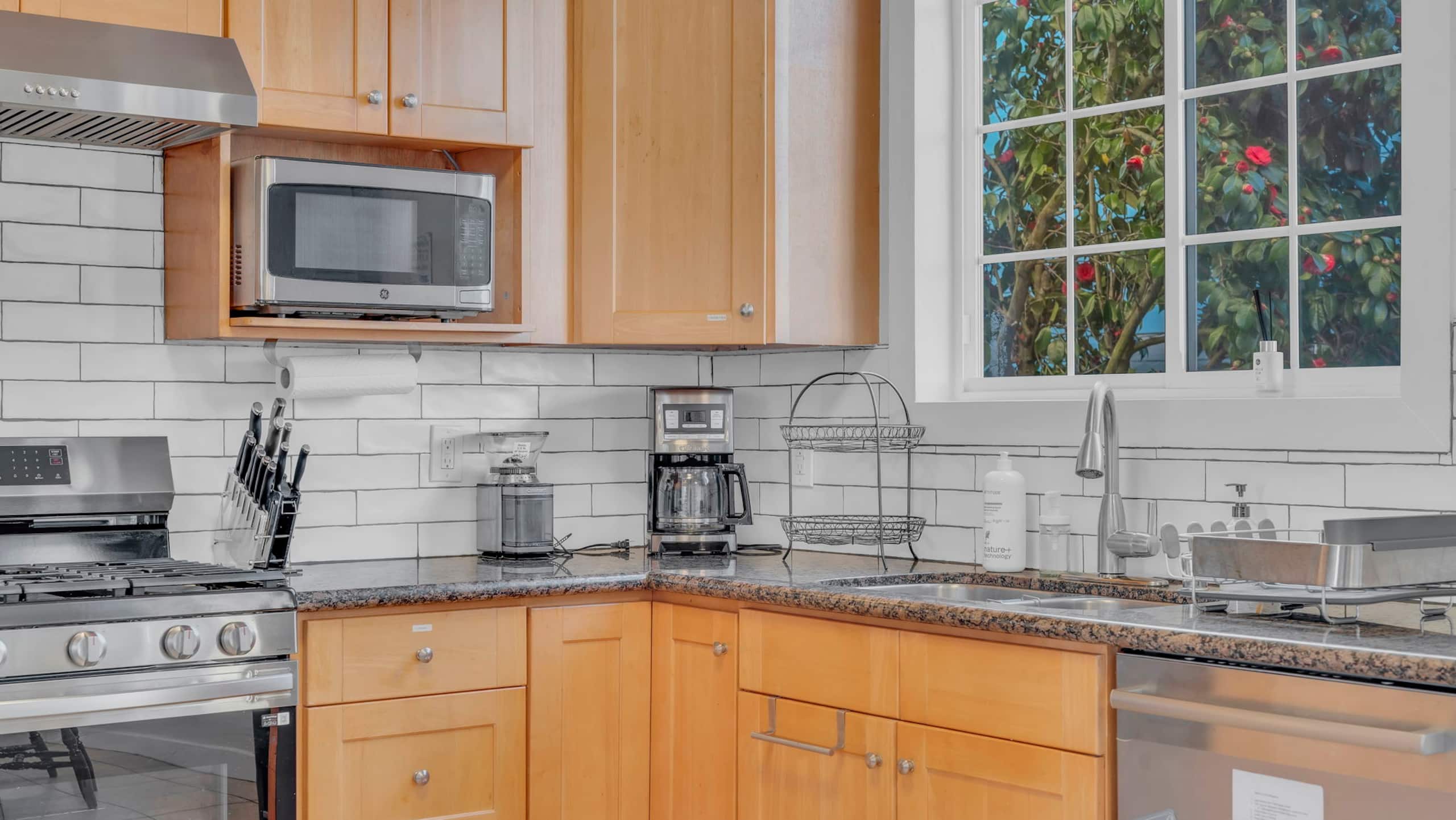Home in San Francisco · ★4.93 · 5 bedrooms · 6 beds · 3 baths - Image 9