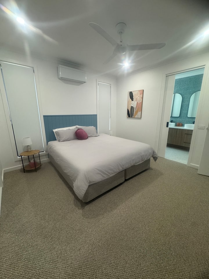 Cama king, se puede dividir en dos individuales.